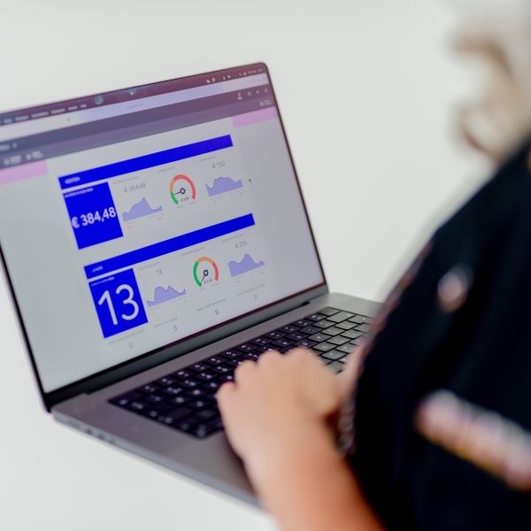 Laptop van Judith met daarop het dashboard te zien.