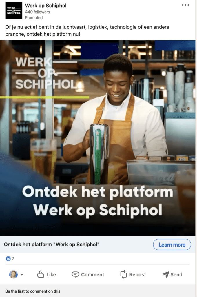 Heb je geen video materiaal, dan kun je ook door verschillende beelden achter elkaar te animeren de aandacht trekken. Slim gedaan van Schiphol.